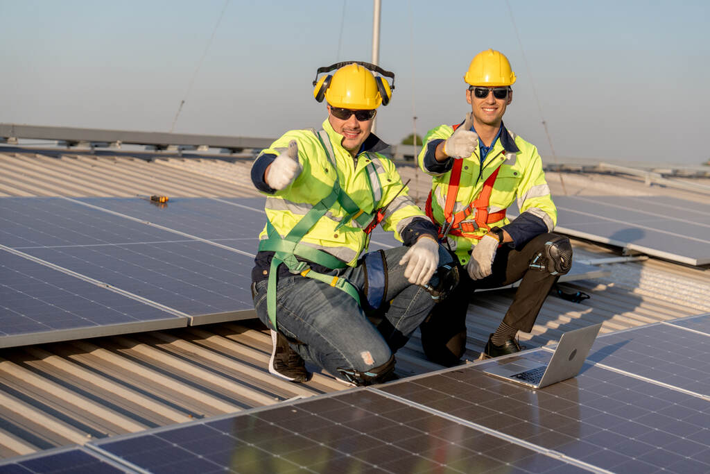 trabalhadores instalando painéis de energia solar