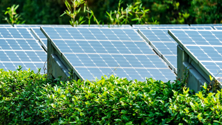 Brasil chega a 212,6 GW de potência, 84,45% renovável. Expansão exige soluções como UHRs e armazenamento para garantir segurança.