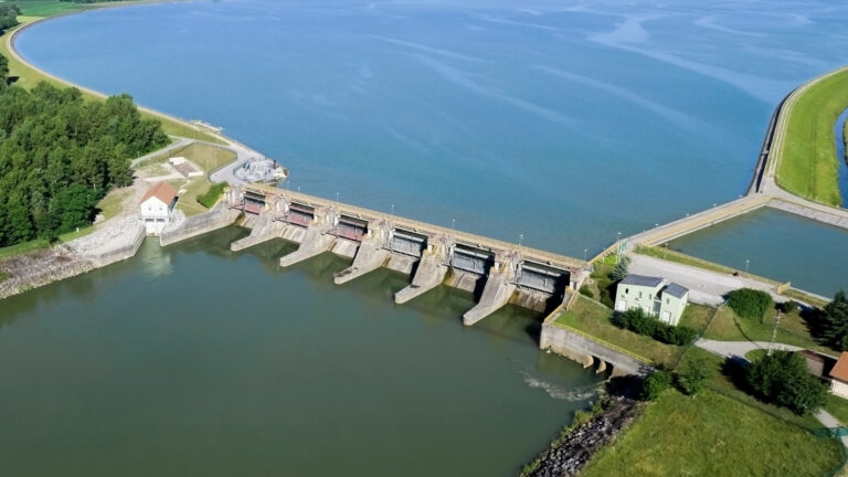 A alteração do Art. 14 da Lei nº 9.648/1998 fortalece a governança do setor elétrico ao ampliar a responsabilização na formação de preços.