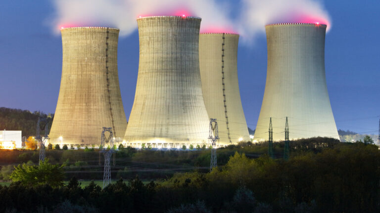 A crescente demanda global por energia elétrica reacende o debate sobre o papel estratégico da energia nuclear na transição energética.