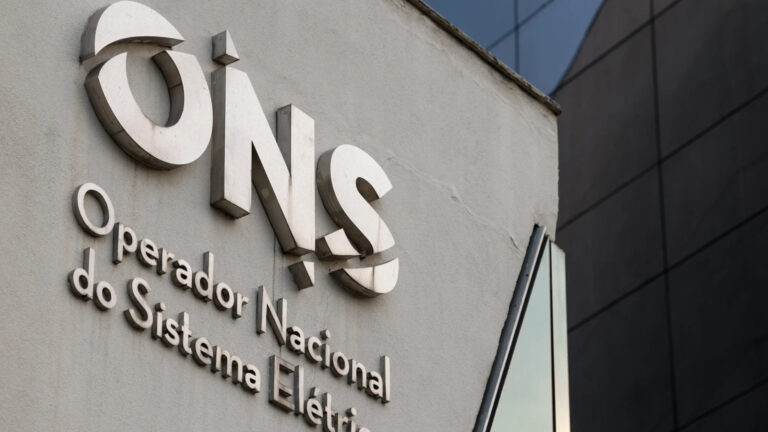 A declaração da ANEEL reacende o debate sobre o curtailment e expõe as limitações regulatórias da MMGD no Brasil. Entenda os impactos e desafios.