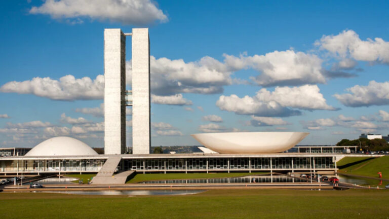 A MP nº 1.300/2025 traz mudanças no setor elétrico, ampliando benefícios a famílias de baixa renda e ajustando regras de consumo e tarifas. (FAMÍLIAS)