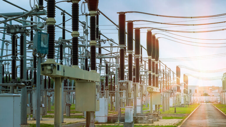 Aneel revisa regras de descontos em TUST e TUSD, buscando reduzir subsídios e equilibrar custos no setor elétrico e nas tarifas de energia.