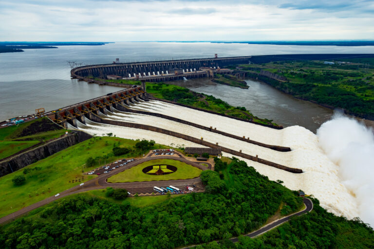 O avanço dos data centers no Paraguai está reduzindo os excedentes de Itaipu e pressionando o sistema elétrico brasileiro.