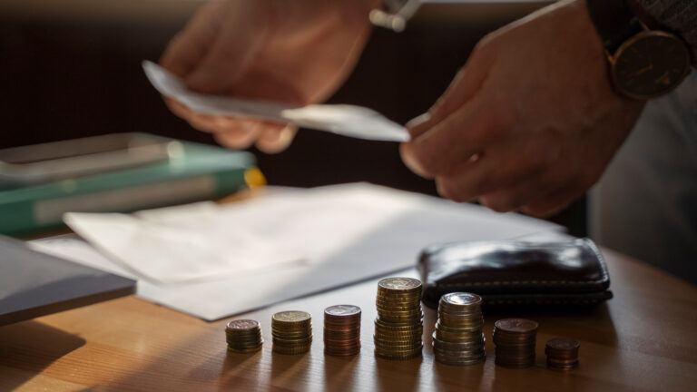 Reforma tributária e IVA dual alteram a tributação da energia elétrica, com impactos distintos para indústria, comércio e serviços.