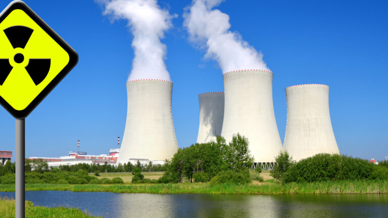 A energia nuclear cresce no mundo, liderada pela China, enquanto o Ocidente avança lentamente em novos reatores.