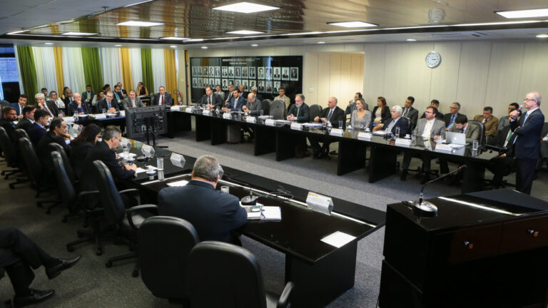 CMSE preserva CRef/CVaR: Analise como a manutenção do risco afeta o PLD e os preços futuros de energia no mercado livre.