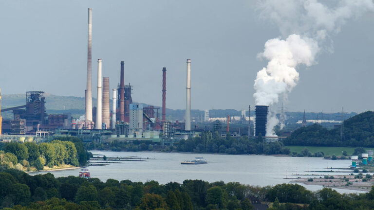 Matriz global 2024: 86,7% fósseis. IEA projeta 4.600 GW renováveis. Entenda o papel de nuclear, solar, eólica e armazenamento no futuro da energia.