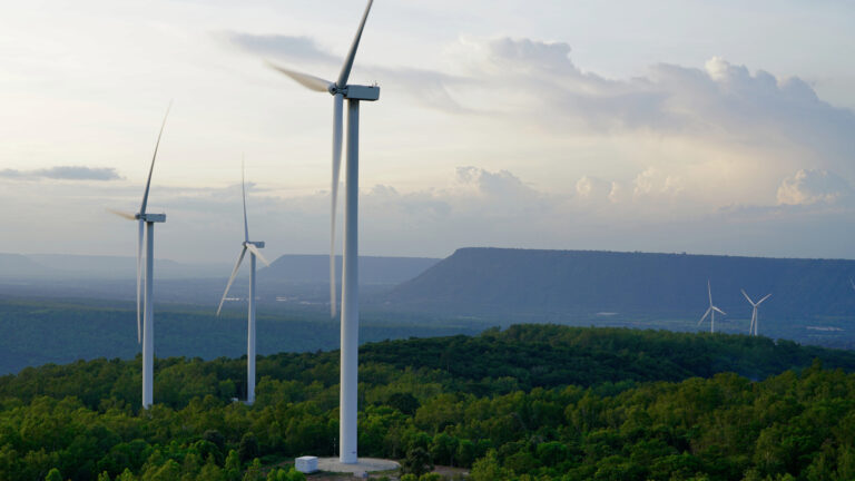 Eólicas e solares exigem backup e infraestrutura adicional, elevando os custos sistêmicos e a tarifa de energia ao consumidor.