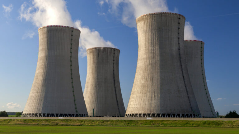 Inflexibilidades das termelétricas e a curva do pato mantêm preços elevados no mercado livre de energia, mesmo com forte geração solar.