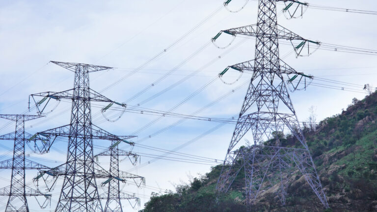 A Lei nº 15.269/2025 define a abertura do mercado livre para baixa tensão e impõe novos requisitos sobre SUI, produto padrão, CCEE e varejo.