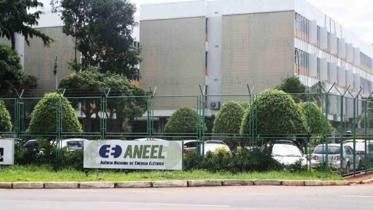 ANEEL cobra distribuidoras sobre irregularidades na MMGD, reforçando segurança, fiscalização e confiabilidade do sistema elétrico.