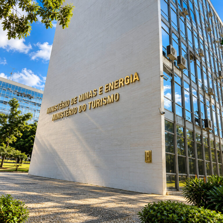 MME propõe nova metodologia para rateio do ERCAP, considerando consumo nos horários de maior demanda e o princípio de causalidade.